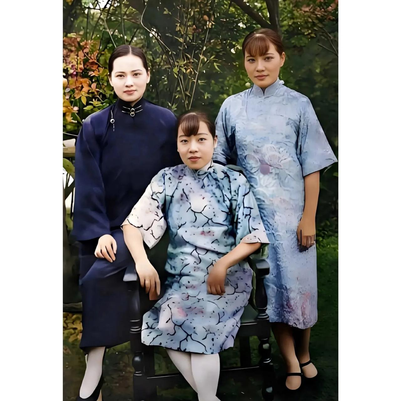 上世纪二十年代中期，杭州，宋美龄与大姐宋霭龄、二姐宋庆龄的珍贵合影，并非演戏，也