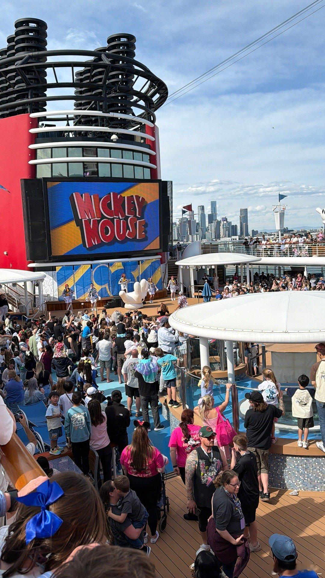 Disney Wonder邮轮，这几天漂在海上了 