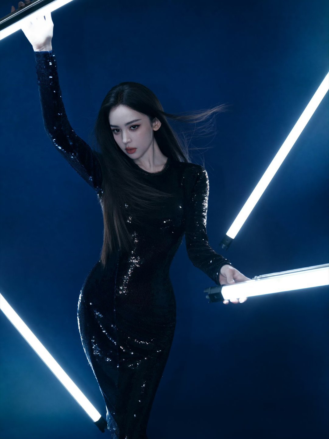 娜扎这个身材曲线镜头之下曲线尽显，美得很有辨识度。不是干瘪的瘦，每一处弧度过渡柔