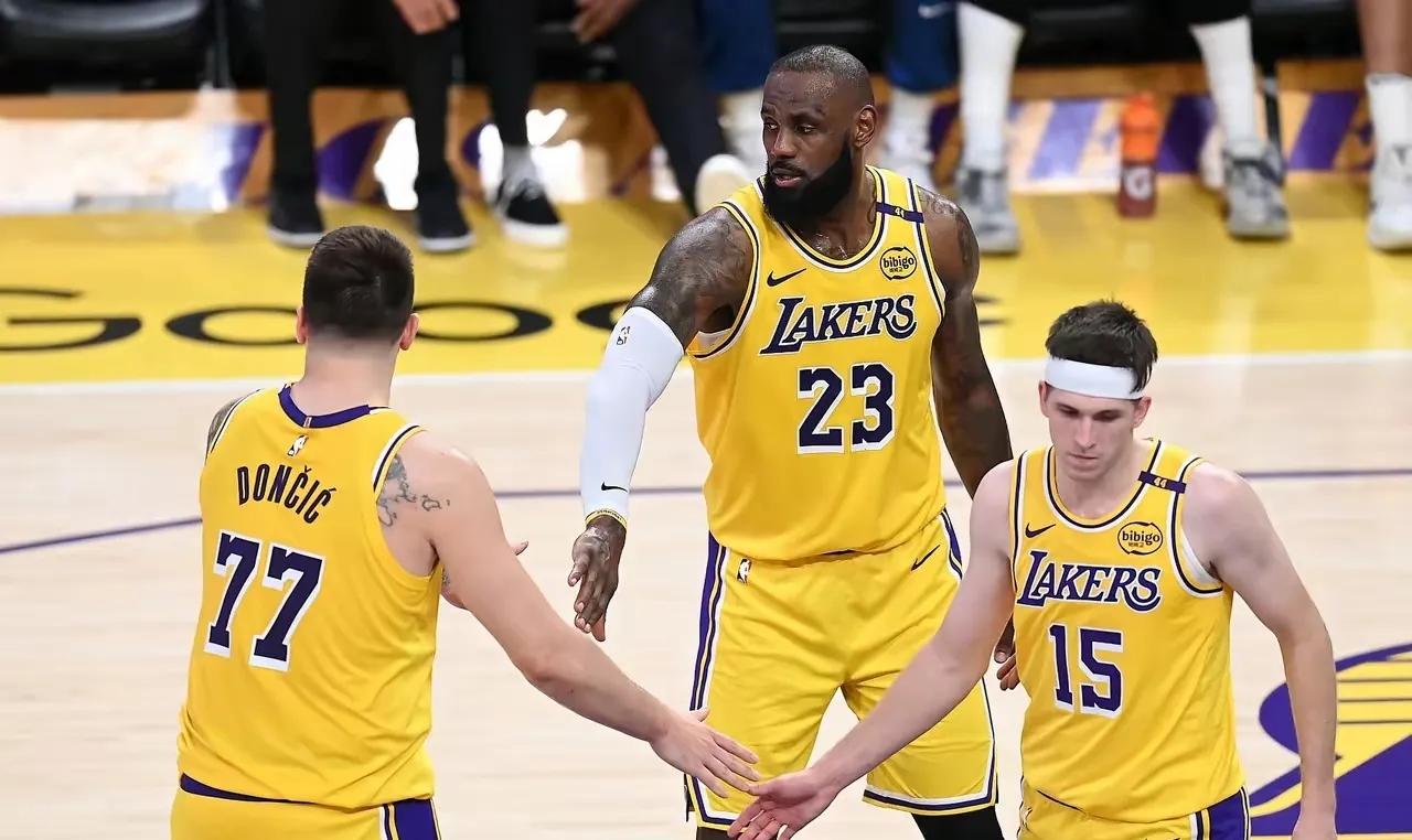 湖人守住西部第三
季后赛首轮可能打的就是掘金 火箭 森林狼
太阳差火箭四个胜场