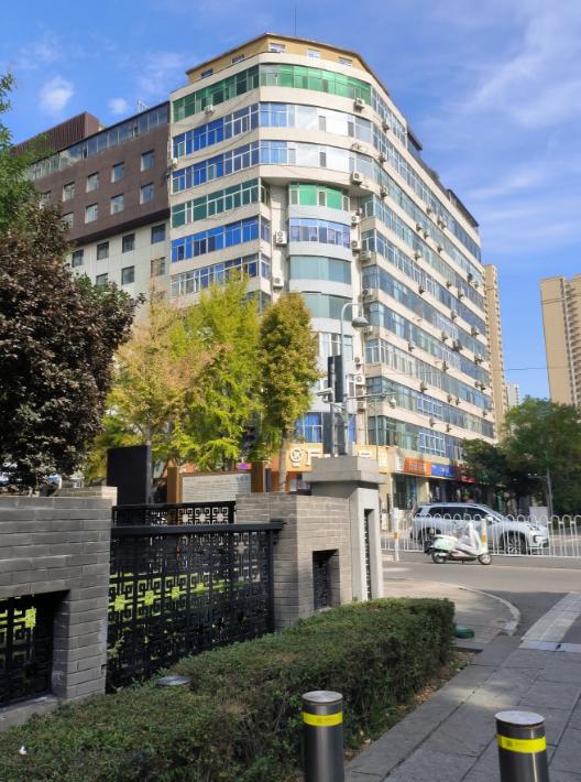 太原，一套56平方米的老房子，28万元就买下来了。
我大姐今年68岁，买的是一套