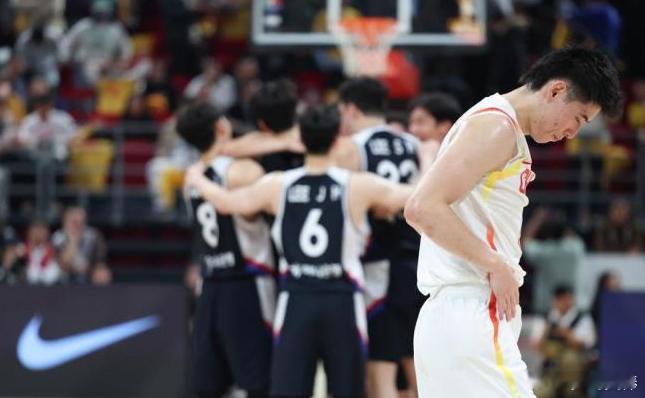 中国篮球vs韩国篮球 中国男篮客场 76-90 不敌韩国队，四天内遭对手双杀，世