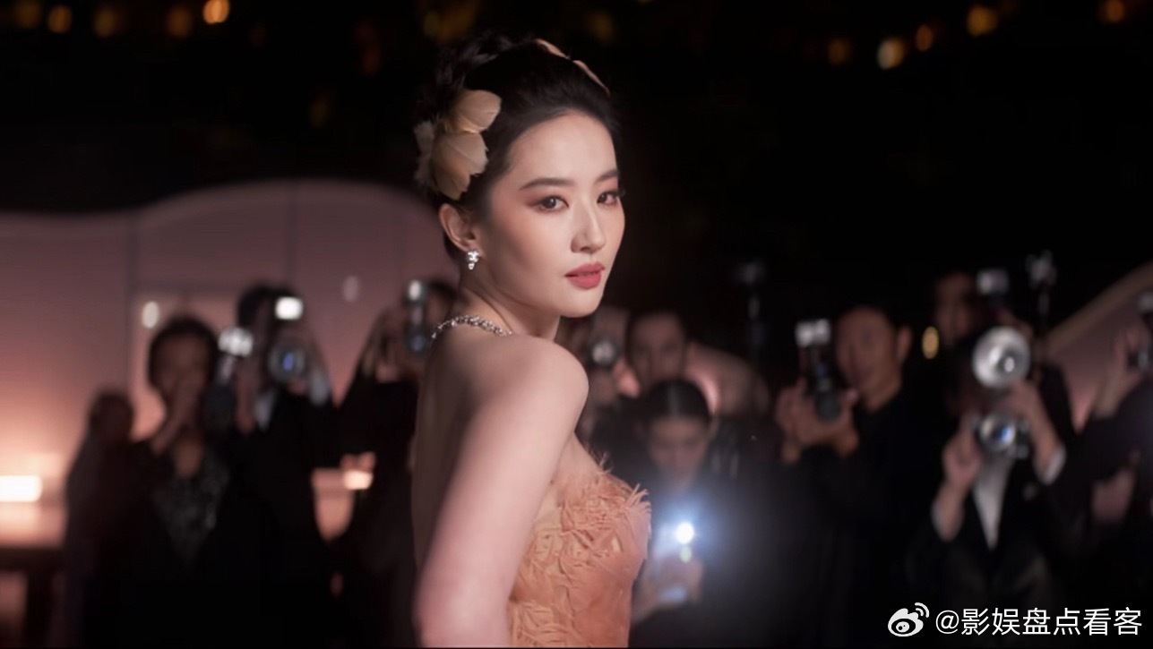 好莱坞巨星压轴出场Vogue盛典她一出场，直接让活动档次升华这就是压轴的意义刘亦