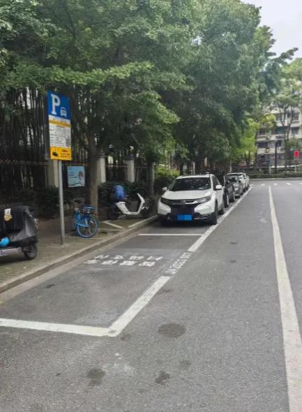 四川成都。
男子在两年的时间里，在路边收费停车位，累计停车300多次。但他从未缴