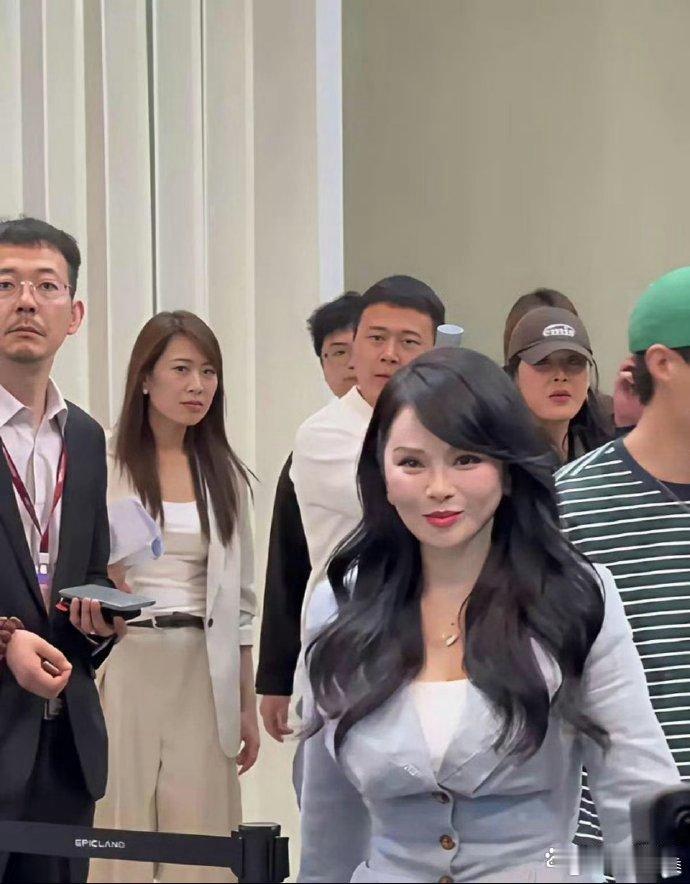 58岁的伊能静亮相车展，头发乌黑蹭亮，脸紧绷毫无褶痕，这状态绝了 