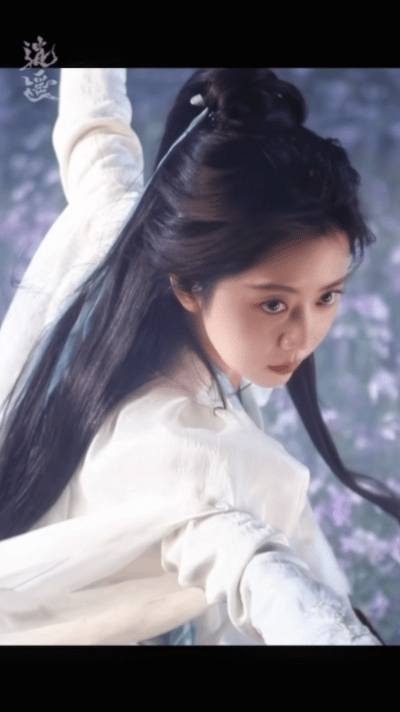 松韵我有点不认识你了 谁说甜妹不能演侠女？看看这组白衣持剑的造型，连挽剑花的动作