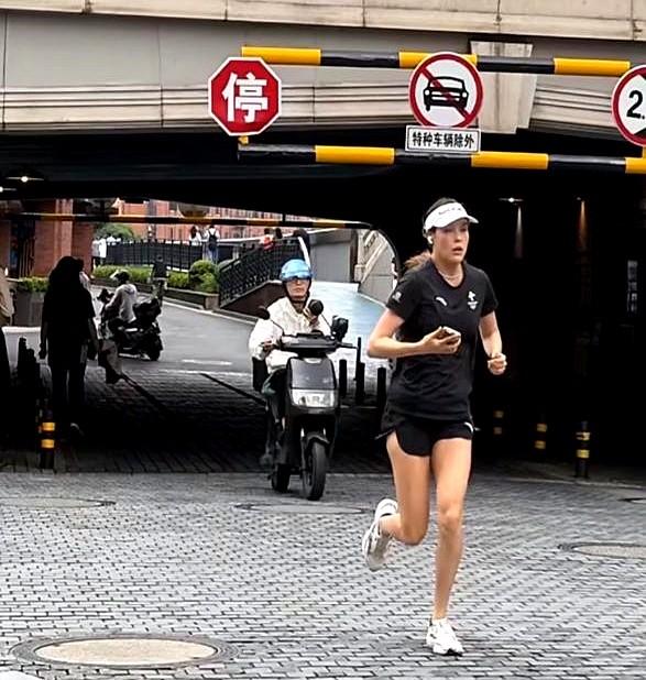 有网友在上海街头偶遇谷爱凌。
看到她在上海大热天跑步，我一下就想到了北京冬奥会。