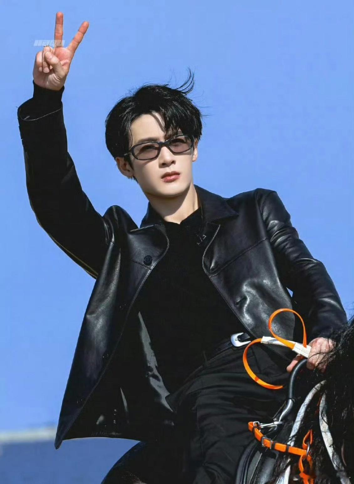 檀健次骑马神图 救命！檀健次海边骑马也太绝了吧！hi6饭拍直出就是神图水准，肩颈