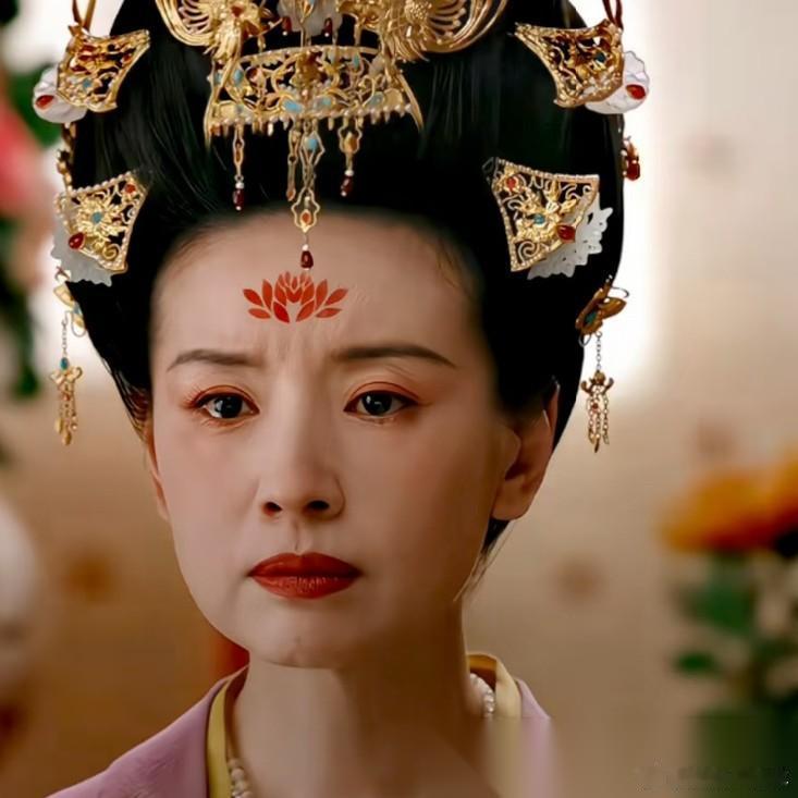 我妈是“董洁”的粉丝 她觉得 董洁长得不够漂亮 但是足够优秀，我妈尤其是佩服“董