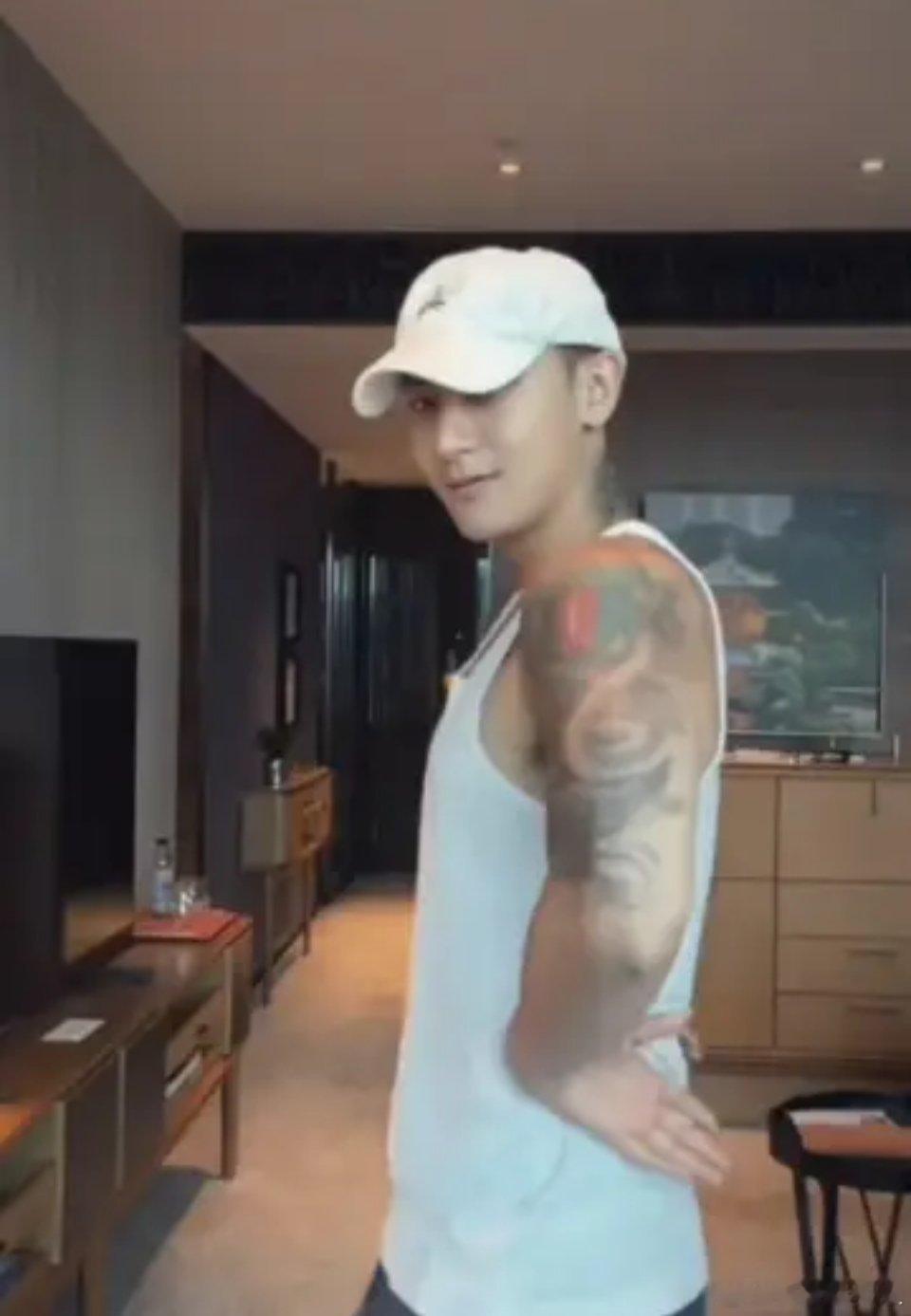 黄子韬[超话]徐艺洋黄子韬终于正经一次 真的是好瘦了也很可爱，但是还是要注意身体
