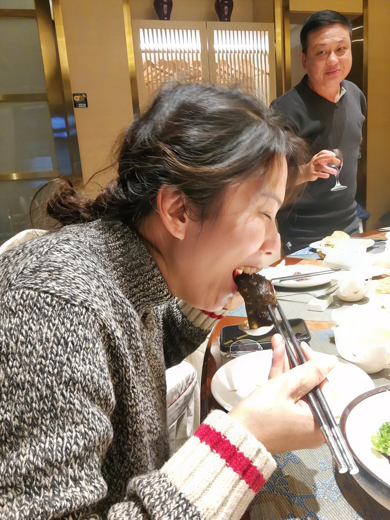 吃相最能看出一个人的本质。

你身边有没有人吃东西总爱剩一口？米饭碗底留一点，菜