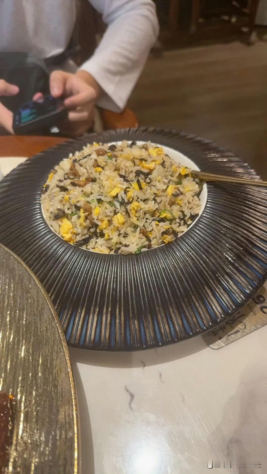 辽篮小将黄秋实这步棋走对了！在西班牙吃晓得喝辣的，打球像个男子汉，和张峻豪一起吃