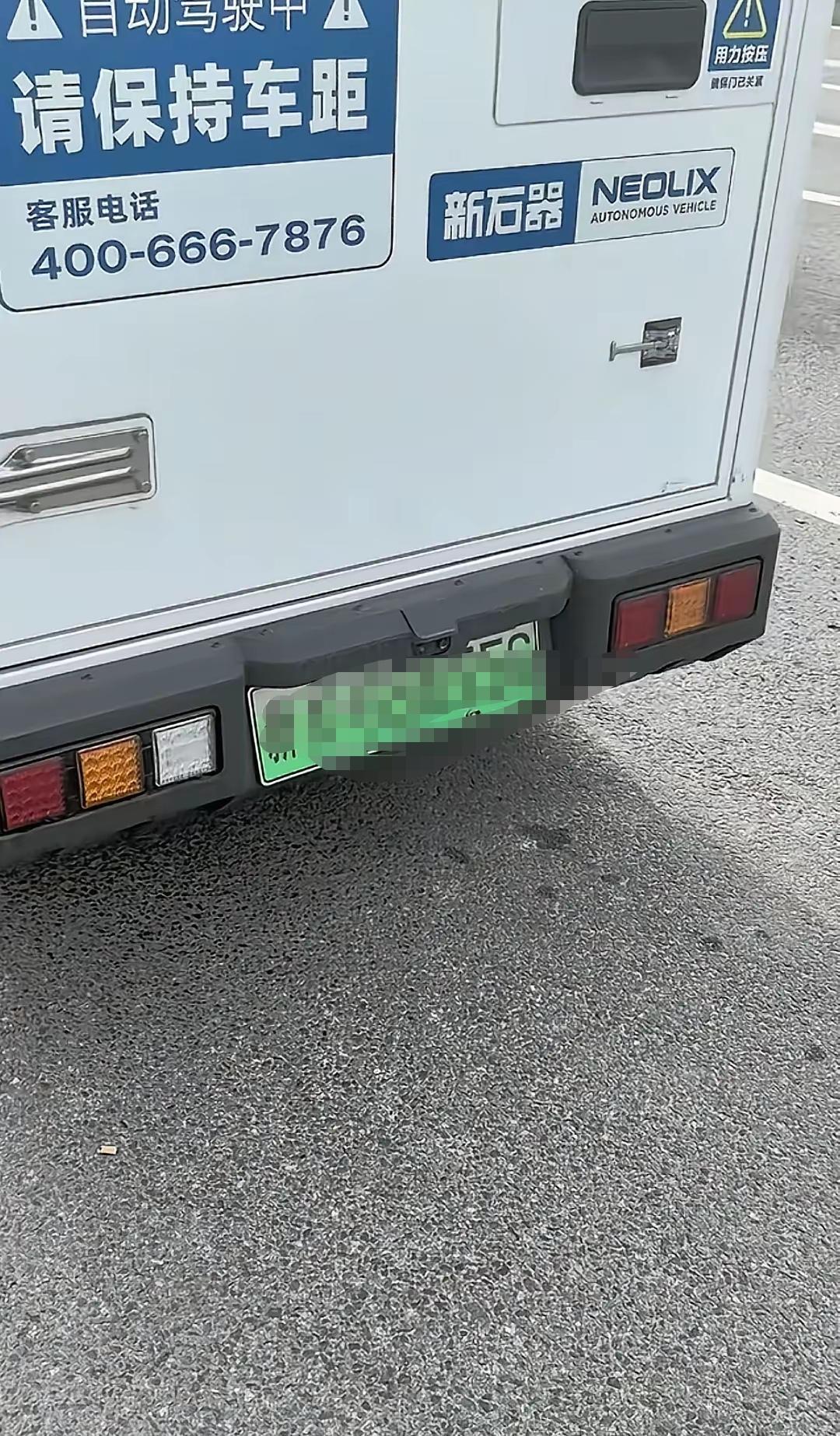 横冲直撞，这是撞到车了，如果是撞到人了，他还会不会停下来呢？以后看到这种无人驾驶