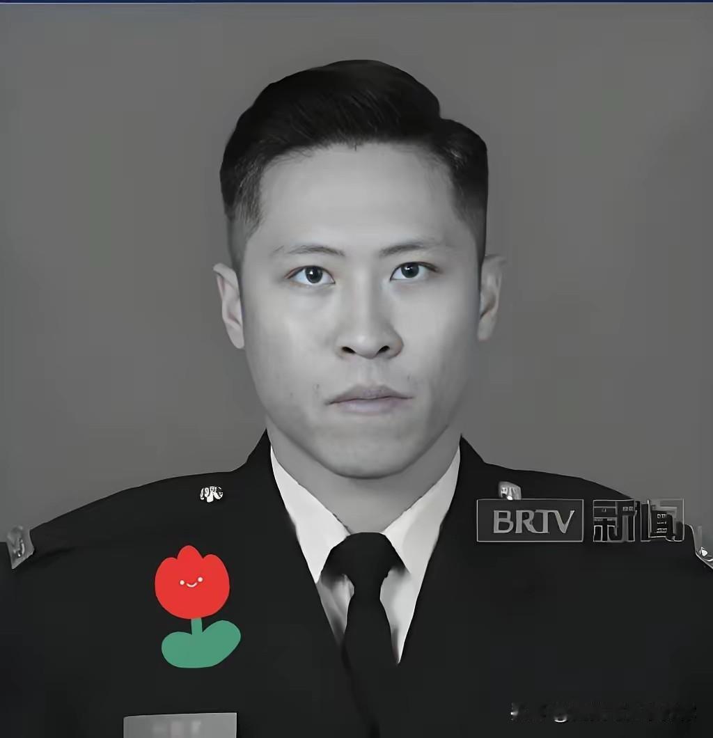 那个在香港火灾中逆火而行的消防员何伟豪，今天在浩园入土为安了。

除了到场的特区