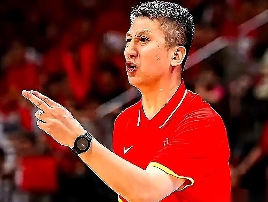 那张对阵中国台北的首发名单，怕是真不好写。
胡金秋的名字第一个落下去，笔尖没半点