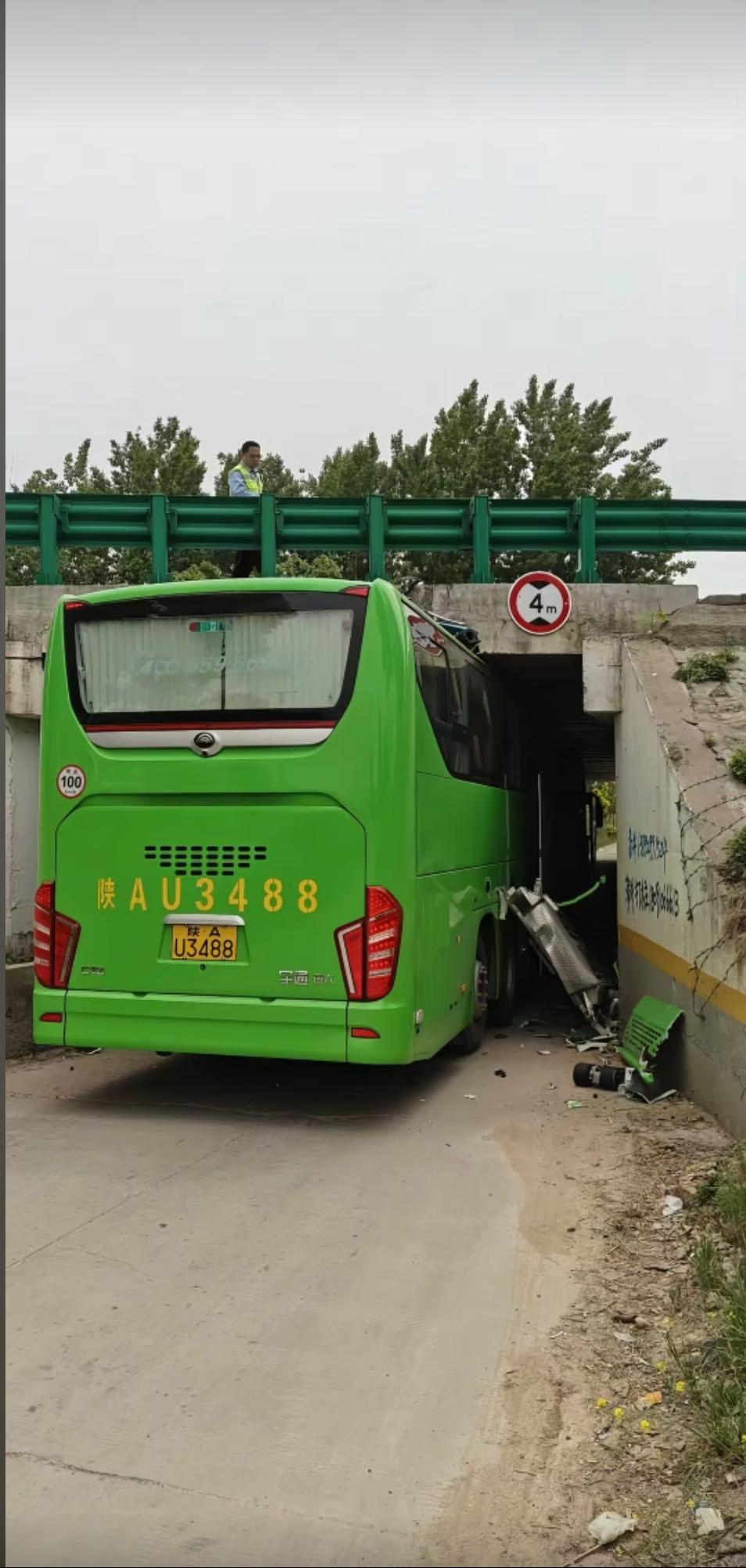 这个4米的限高牌不对吧，这个车都没有4米高！

这个司机心也是真大，看到了4米的