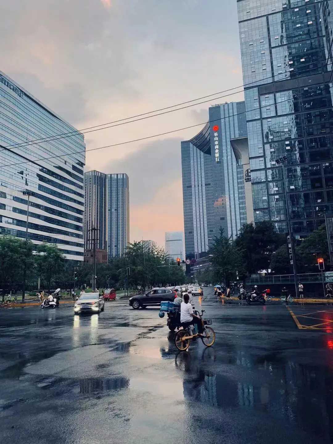 有个朋友来成都定居，问我二手房相关信息，我用AI找了找 还不错。
成都天府二街恒