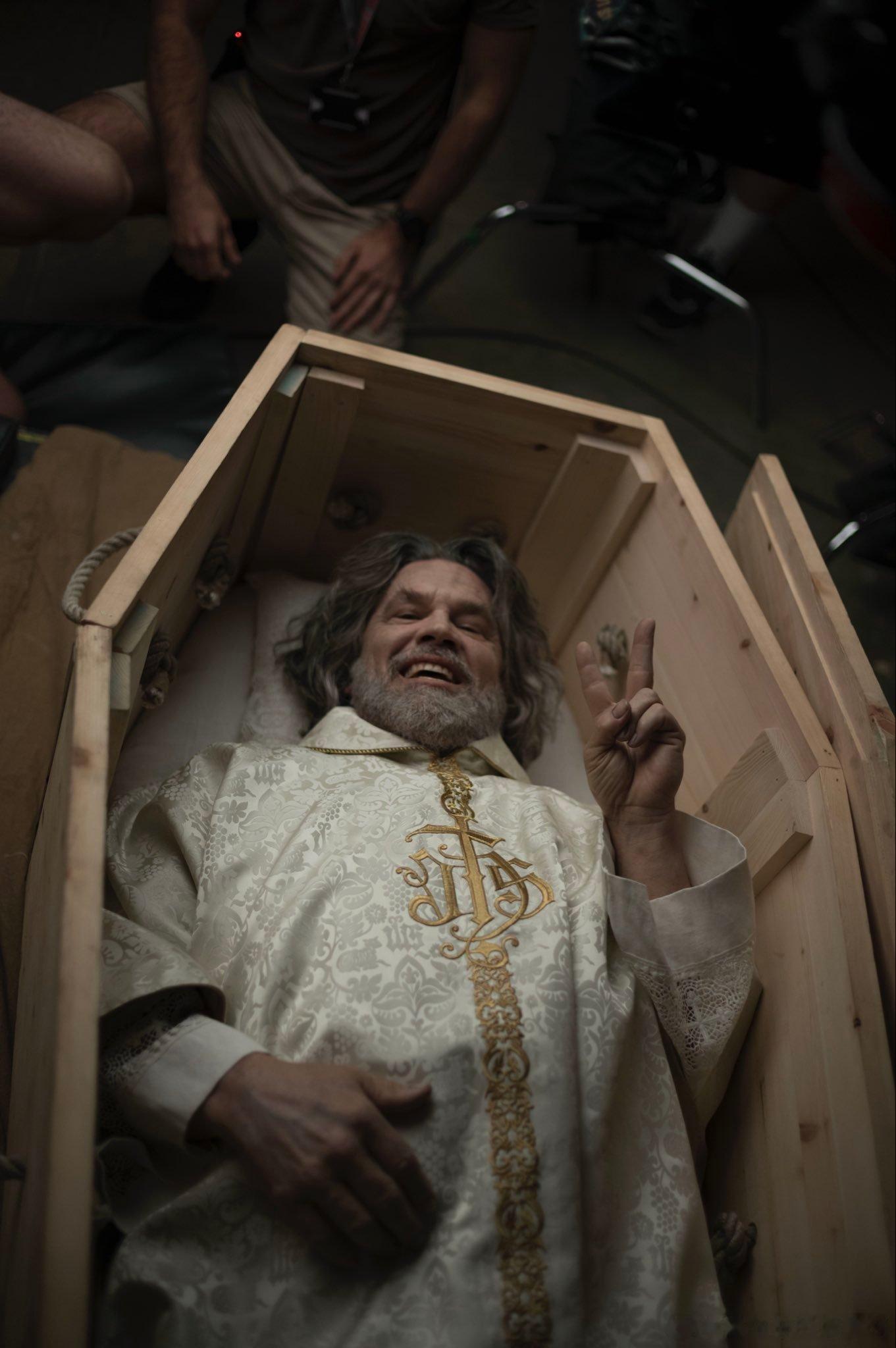 《利刃出鞘3》的一张花絮照片，躺在木棺里的的乔什比耶 ✌️跨年电影愿