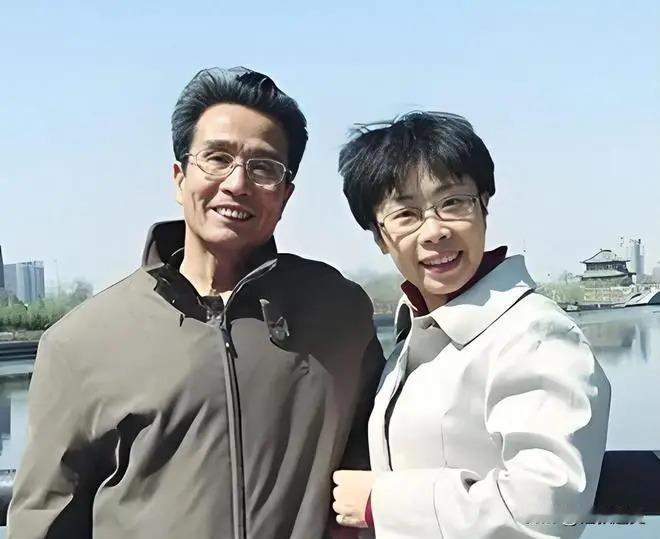 50岁北大才女蒙曼，终究没逃过老父亲临终的含泪催婚！老人拼尽最后力气哀求：干得再