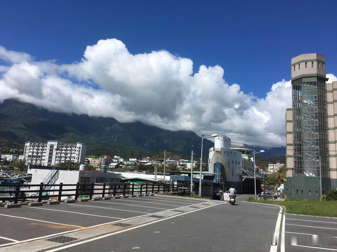 随手拍天空，就像捕捉生活里的小确幸。天空澄碧，纤云不染，那极致孤独的蓝，让人内心
