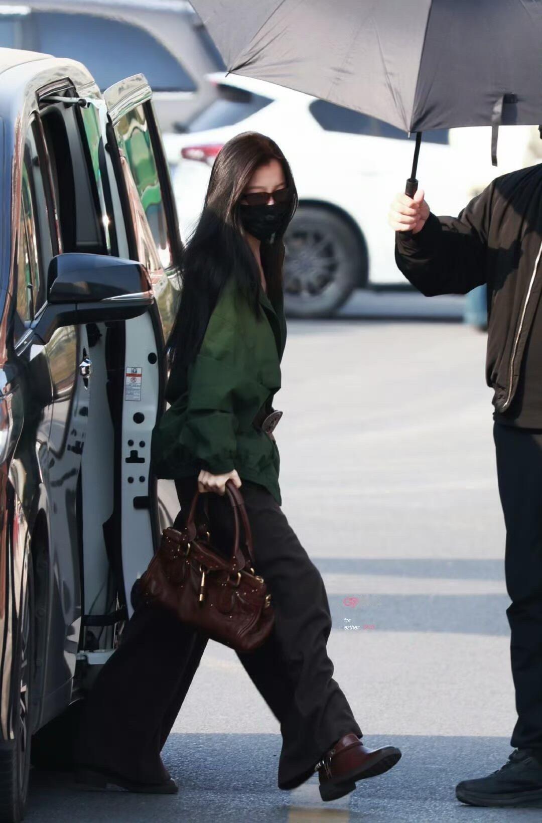 虞书欣今日云初令上班路透  又酷又飒 