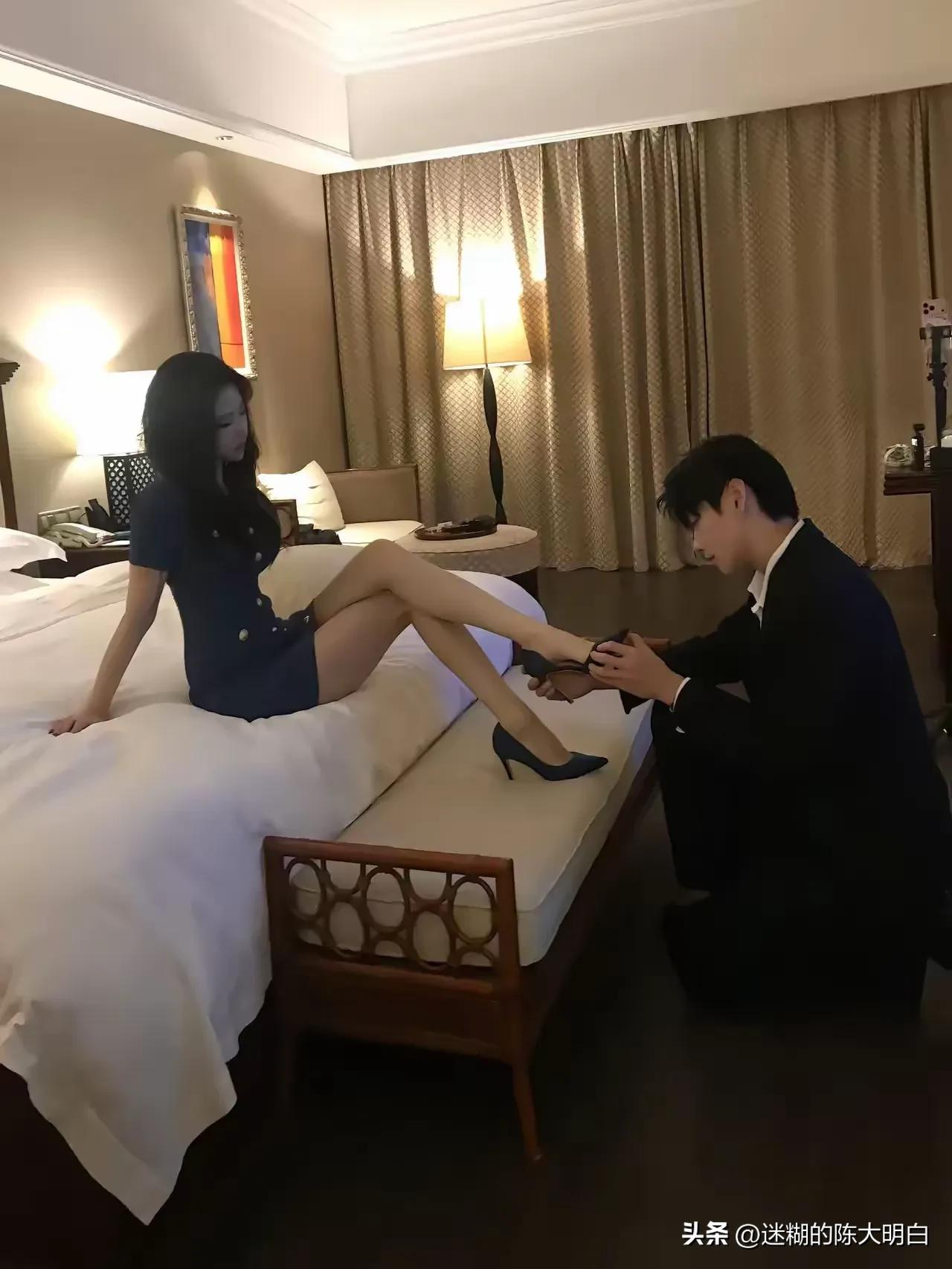 衣带渐宽终不悔，为伊消得人憔悴。