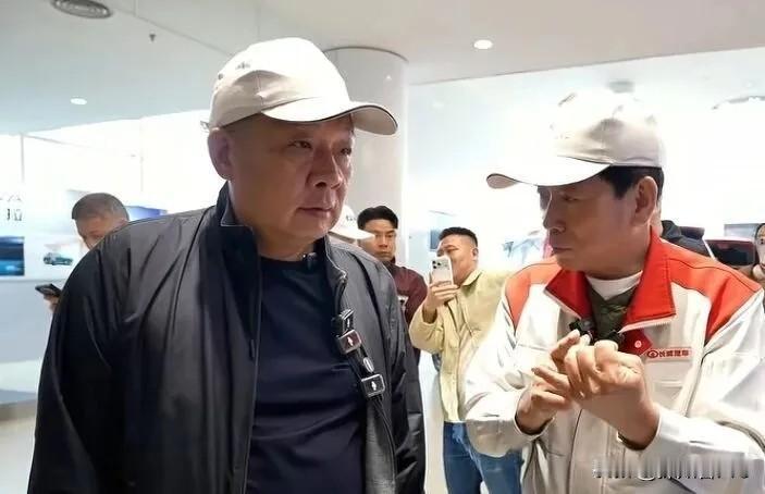 张雪 现身于东来直播间
并做起了“榜一大哥”
隔着屏幕致敬于东来：“东来哥，非常