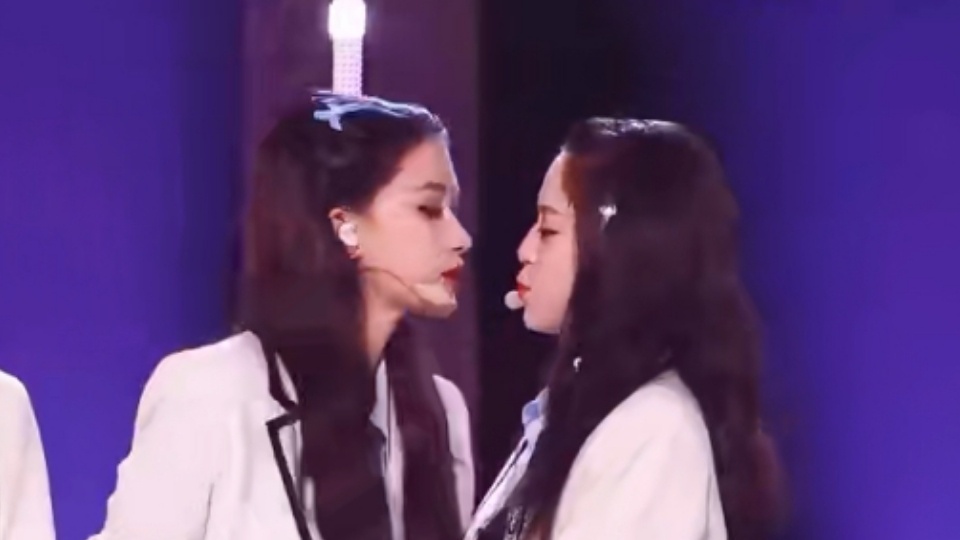 孙怡江语晨舞台亲亲孙怡江语晨快亲上了我天哪！！我看到了什么！！孙怡江语晨舞台亲亲