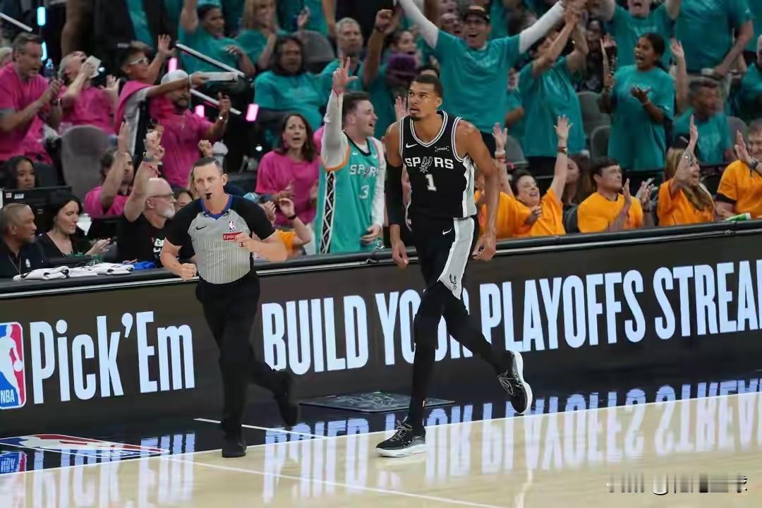 总决赛G5赛后，前NBA球员大卫-韦斯特在社交媒体上点评了文班亚马的进攻技术，他