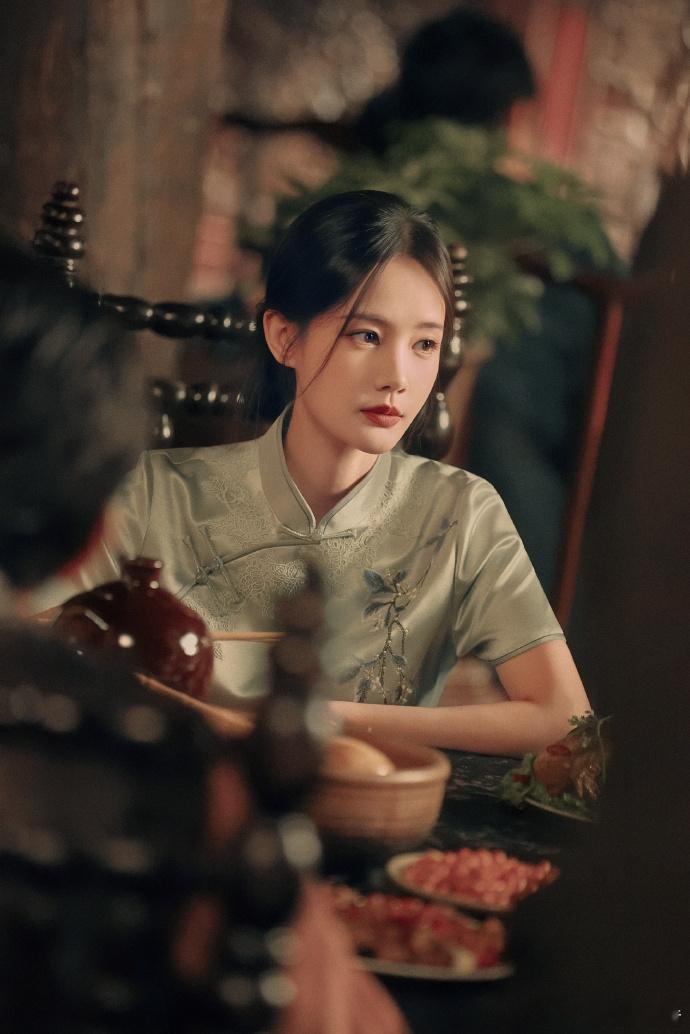 李一桐你手还疼吗以前总觉得她温柔灵动，没想到切换到恶女赛道如此带感，眼神里的狠劲