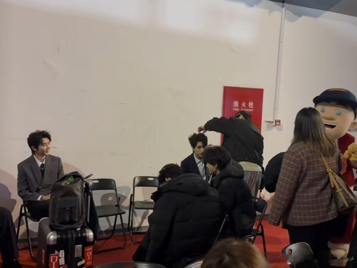 时代少年团正是对熊出没感兴趣的年纪  微博之夜后场，时代少年团看熊出没，笑得眼泪