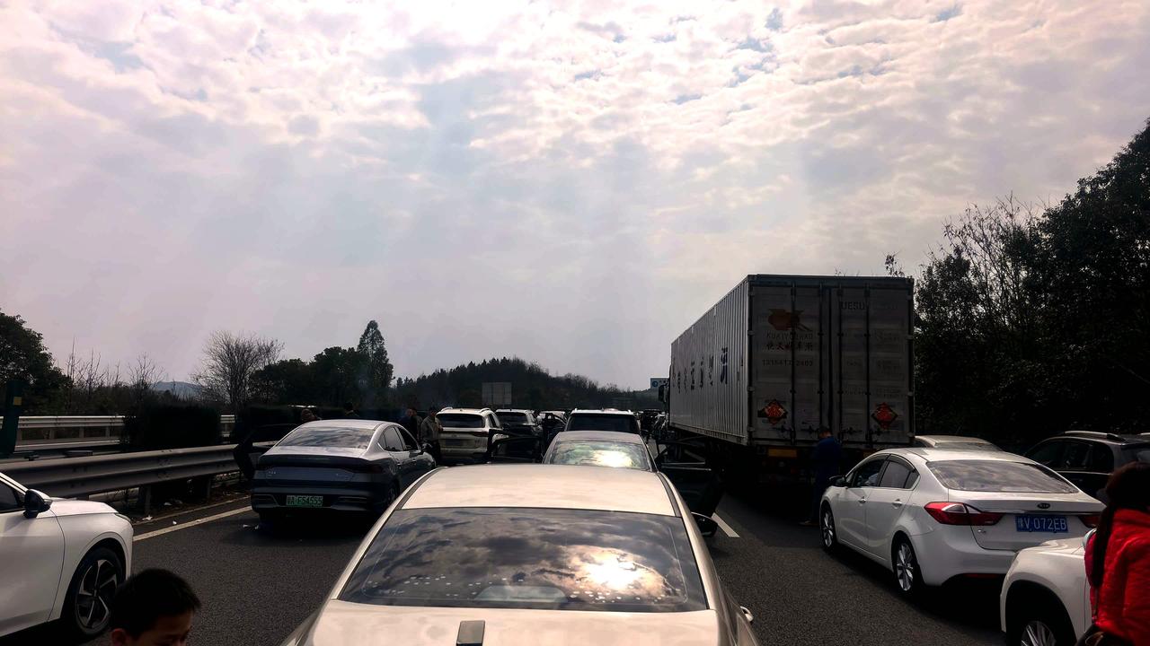 如果让我吐槽的话，就是所有的车的雨眉都不好用，而且不仅仅是雨眉不好用，就连雨刮器