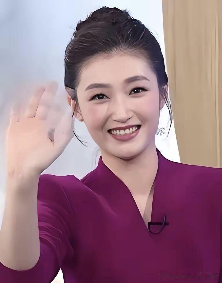 中国传媒大学的校花果然长得漂亮啊，这样的颜值不输刘芳菲，后来成为了央视的主持人，