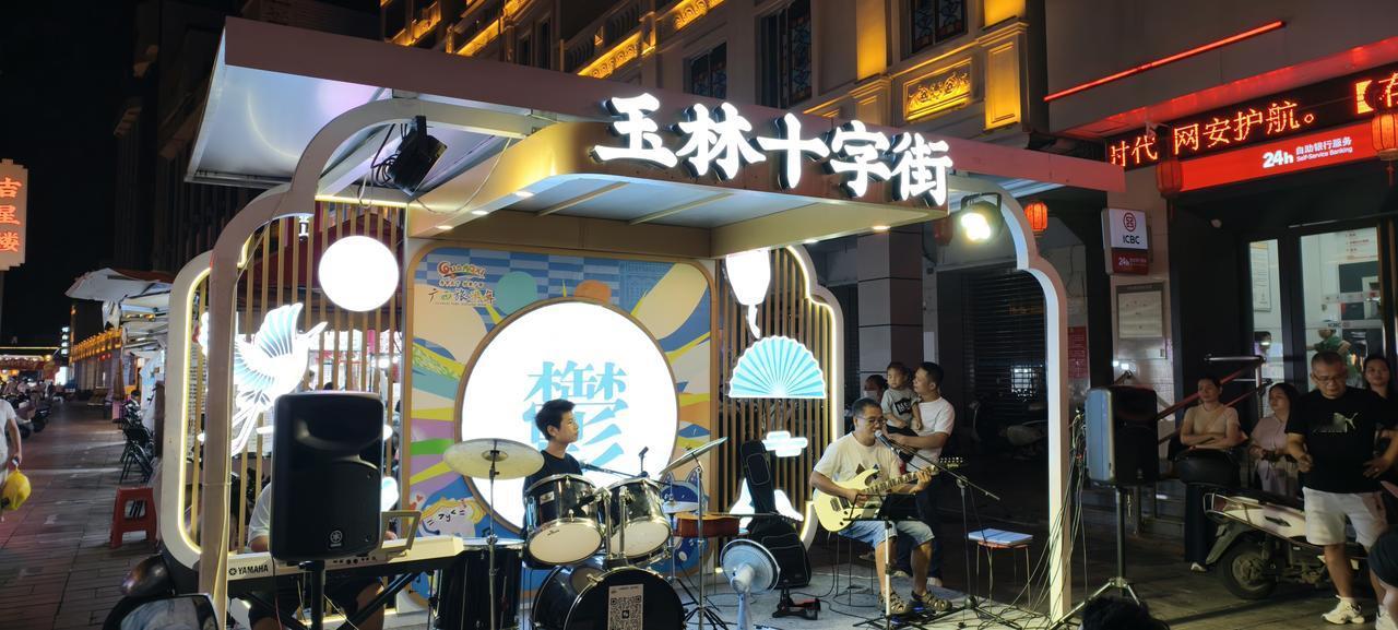 很久没有在晚上逛十字街了！约起！今晚又出去玩 今晚街景随拍 晚饭后想出去 今晚上