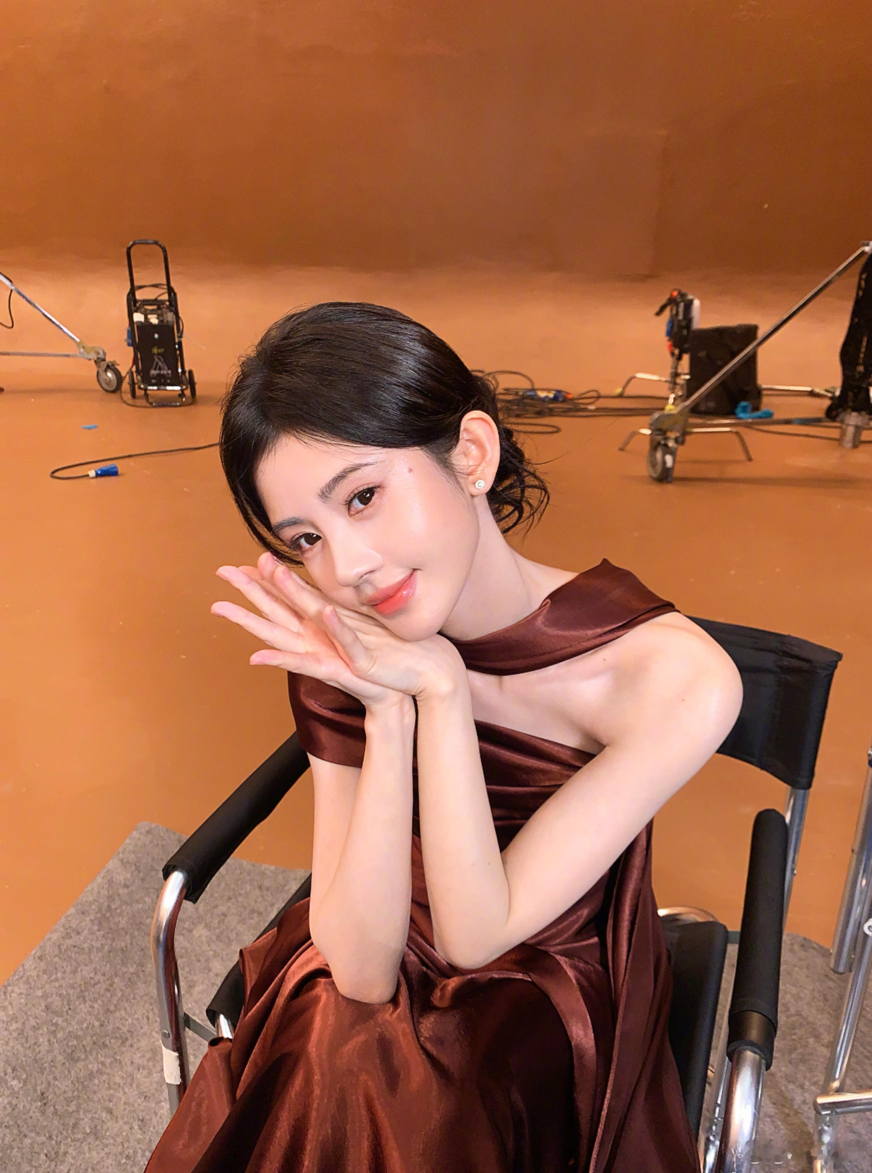 鞠婧祎酒红单肩裙鞠婧祎酒红色斜肩裙鞠婧祎的花絮新造型，一袭酒红色的单肩裙，美到爆