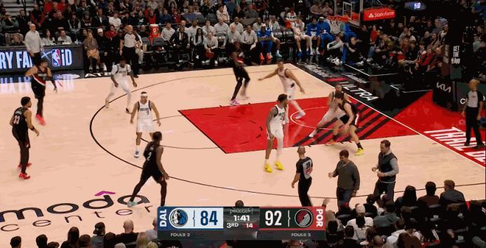 难评！杨瀚森转身上篮再被帽翻！
在今天NBA常规赛开拓者对阵独行侠的第三节比赛中