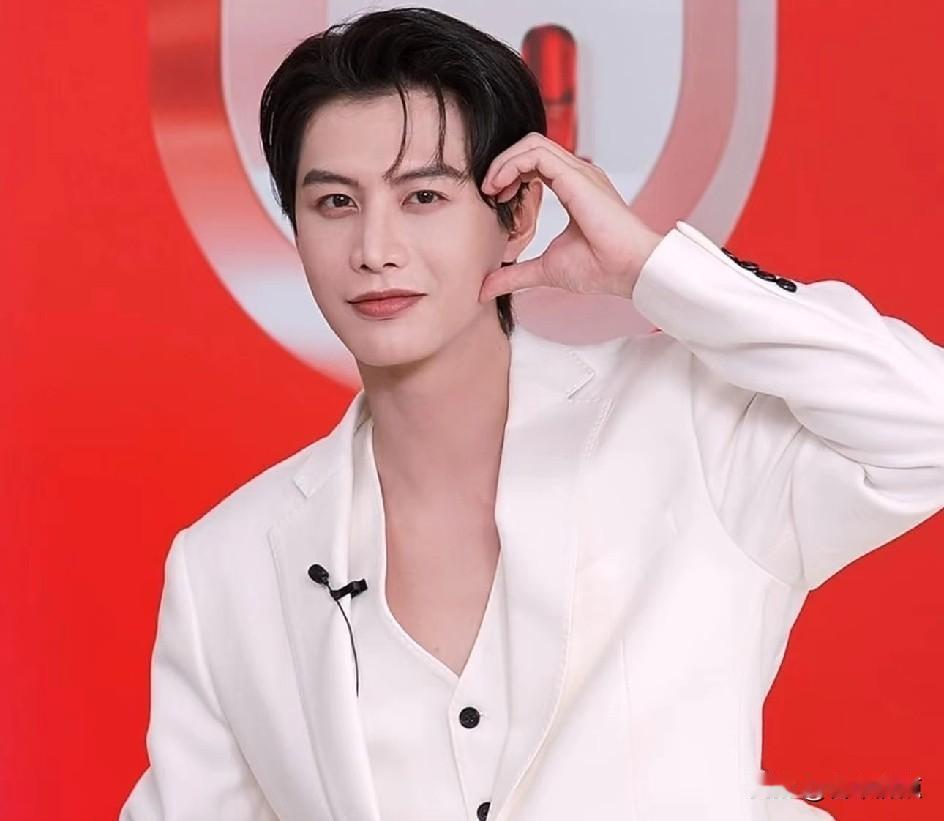 短剧男主晒报警回执，月薪两万却喊穷，真没钱还是不敢说？
何健麒被前女友实名举报吸