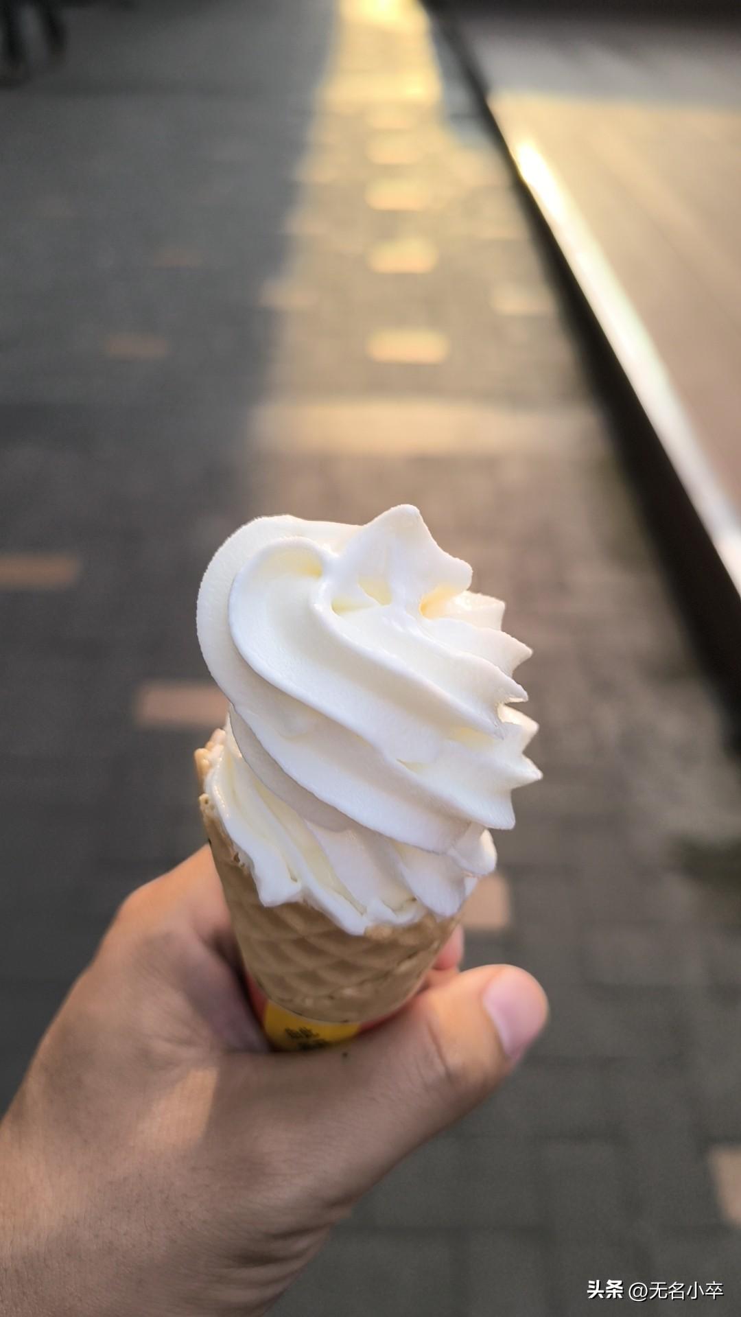 很久没有吃冰淇淋了，然后就买了一个，吃着很甜很甜。我想说的是，很久没有去旅行了，