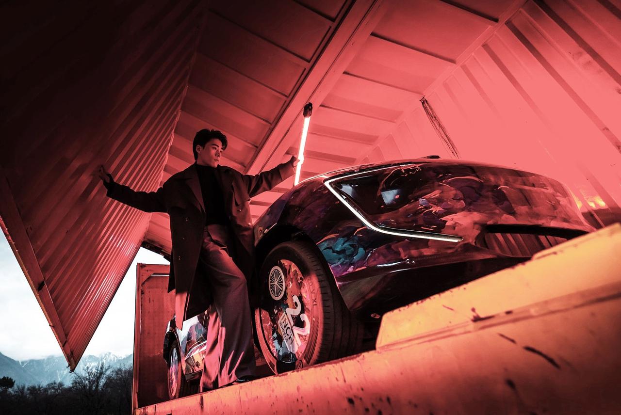 近日，阿维塔官方发布了一组全新车型的预告图，新车是品牌的第三款车型，大概率是阿维