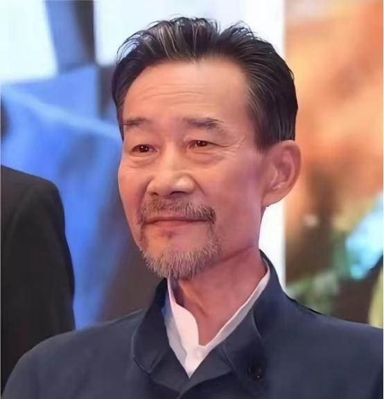 泪目了！72岁的李雪健已经完全听不见了，即使这样他却说：只要是有意义的戏，哪怕只