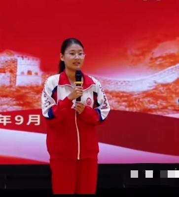 毛甜懿真是越长越出众，亭亭玉立、温婉大方，颜值气质都在线。
 
她不仅长相甜美，