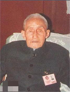 1949年，原国民党79军军长被俘虏后决定自尽，但想到自己那20岁的妻子，他这个