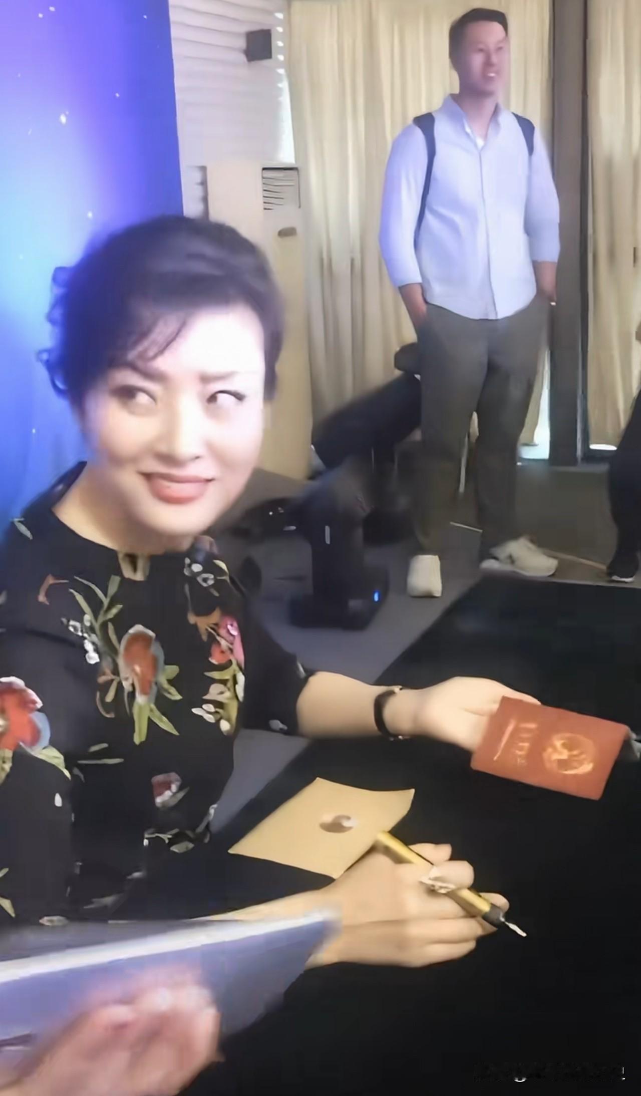 调皮粉丝拿结婚证找周涛签字[捂脸]