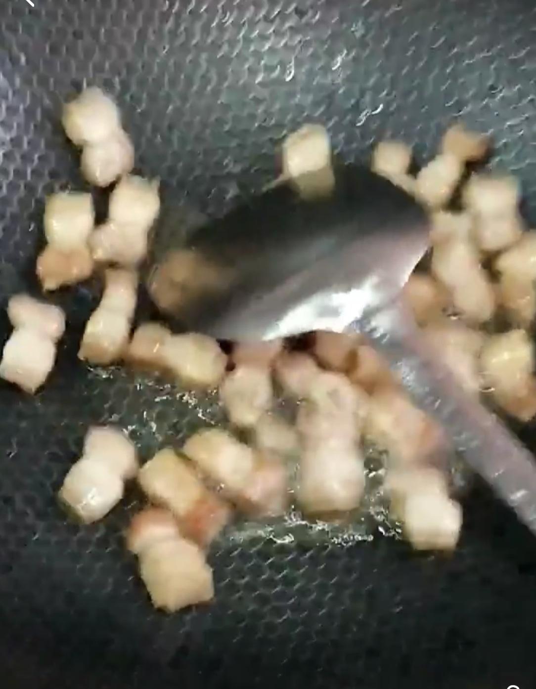 现在每天做饭最让人头疼的就是那口锅，300多块钱买的康巴赫牌，又重又粘锅


买