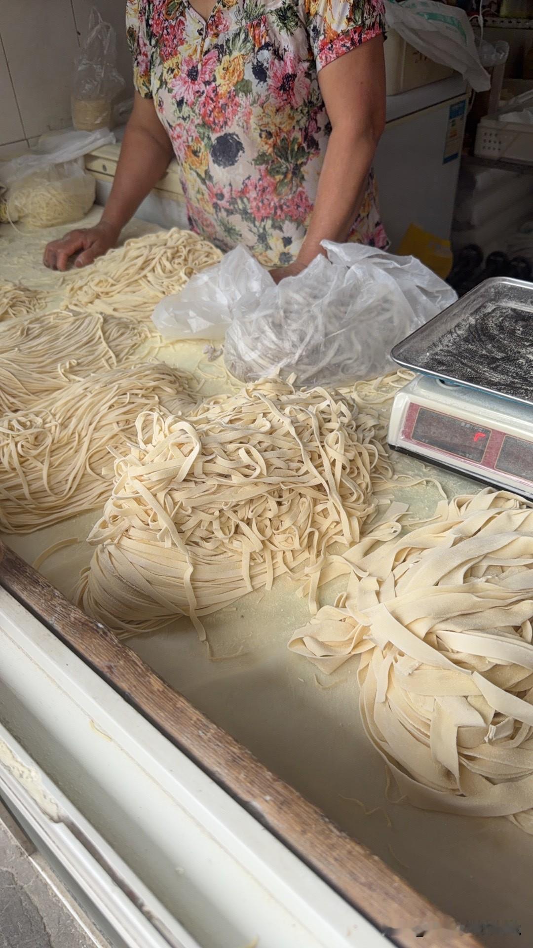 两块钱搞定一顿暖心午餐，简单又治愈。中午给自己煮一碗西红柿鸡蛋汤面，番茄炒出酸甜