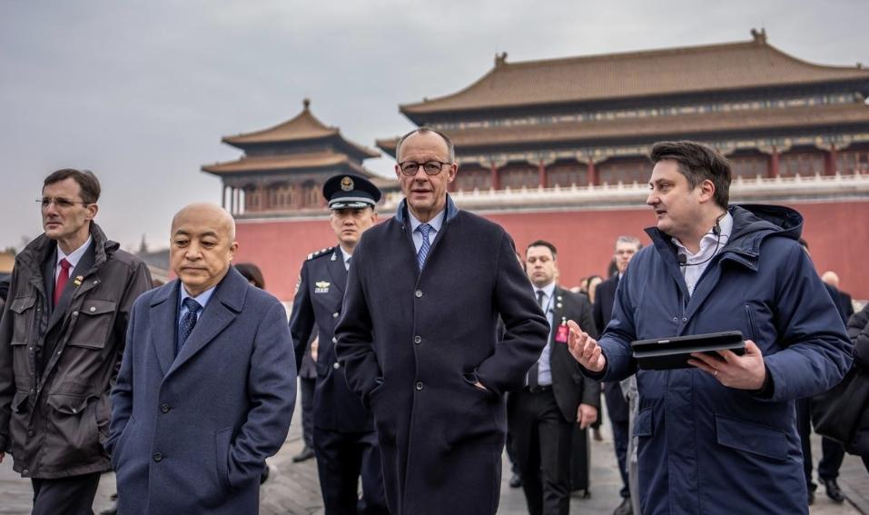 德国总理默茨访问中国的时候发生了一件很有意思的事情，他参观故宫时看见了正大光明的