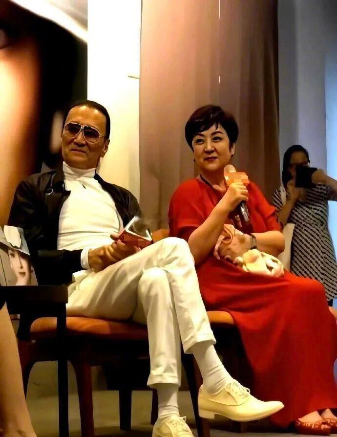 前妻甄珍曾说谢贤善良厚道得知谢贤离世，他的初恋兼第一任妻子甄珍伤心到声音沙哑，直