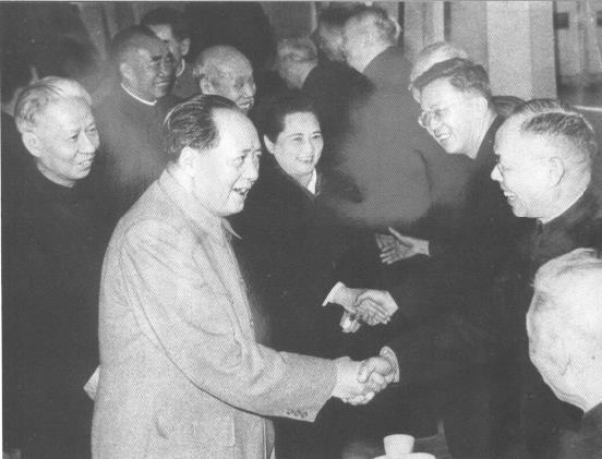 毛泽东、刘少奇、朱德、董必武、宋庆龄等党和国家领导人亲切接见周谷城等人。