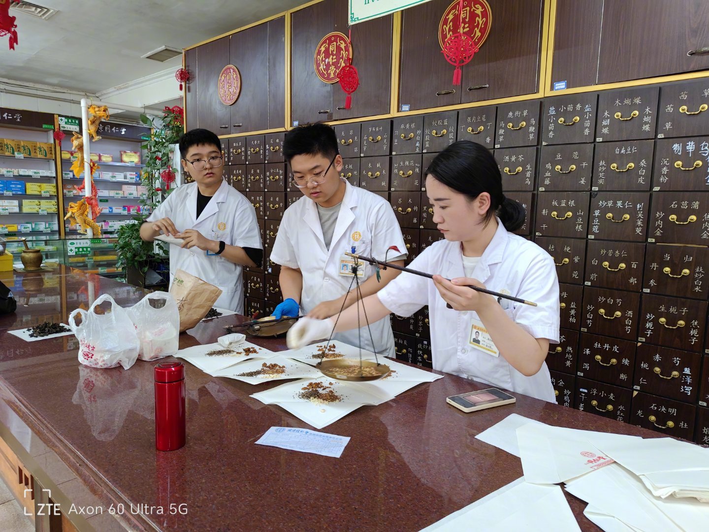 小外孙女病毒性感冒，发烧，医院说没有合适的药，只能扛过去。姐姐是老中医，电话里听