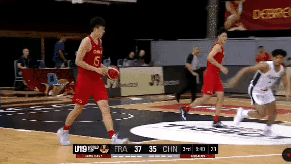 这大手！可以单手抓球！[赞][赞][赞]
杨瀚森砍下14分6篮板3助攻3次盖帽！